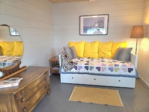 daybed that can co vert to a queen bed.