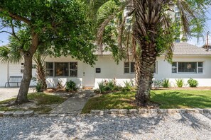 1-web-or-mls-812-young-st