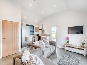 Living area | Fieldview Fishery, Saltfleetby