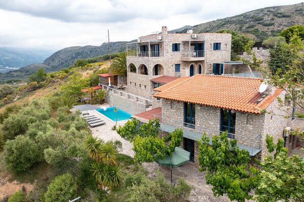 Manousaki,serene villa,pool,Near taverns,Crete,Greece