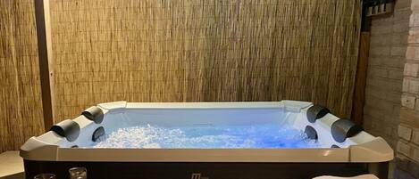 De-stress in our relaxing 6-person Jacuzzi/Hot Tub