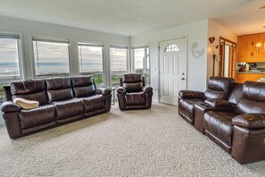 Living Room | Free WiFi | Ceiling Fan | Smart TV | Single-Story Property