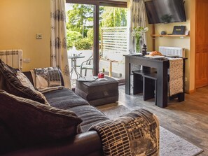 Living room | Pottles Cottage - Pottles Barn Holiday Cottages, Surlingham