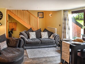 Living area | Pottles Cottage - Pottles Barn Holiday Cottages, Surlingham
