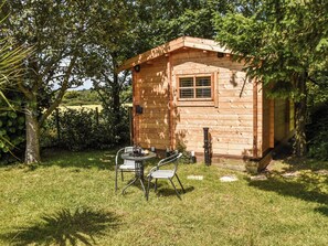 Garden | Pottles Retreat - Pottles Barn Holiday Cottages, Surlingham