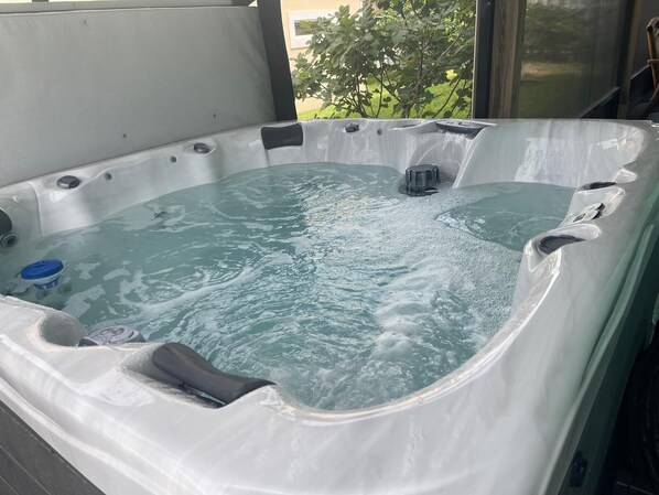 Bañera de hidromasaje al aire libre