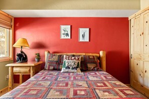Bedroom features a Queen Bed.