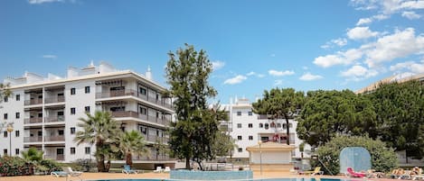A shared outdoor swimming pool, in a spacious area, perfect for a good time around family or friends #pool #algarve #sun #airbnb