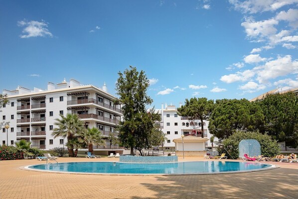 A shared outdoor swimming pool, in a spacious area, perfect for a good time around family or friends #pool #algarve #sun #airbnb