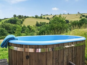 Hot tub | Barcud Coch - Y Gadlas, Penybontfawr, near Llanfyllin