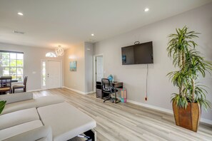 Front Living Room | Free WiFi | Smart TV