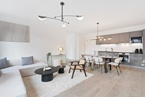 Savor your meals in a sleek kitchen with top-notch appliances and finishes. Direct bookings: www.arcaproperties.lu