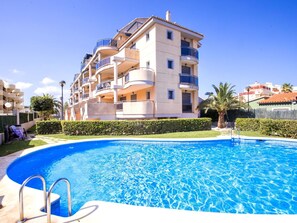 Water, Building, Plant, Sky, Daytime, Property, Swimming Pool, Azure, Window, Tree