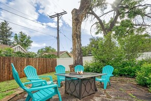 Gather 'round the propane fire pit to enjoy the beautiful Colorado evenings!