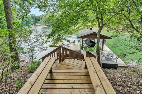 Discover a moderately sloped yard with well-placed steps guiding you to the lake.
