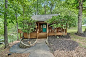 Cozy, front-facing lawn extending gracefully to the lake, providing a perfect backdrop for relaxation.