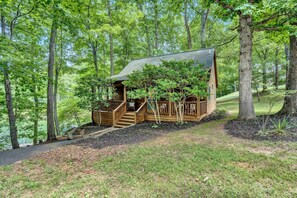 Cozy, front-facing lawn extending gracefully to the lake, providing a perfect backdrop for relaxation.