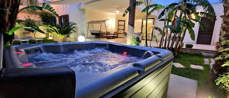 Outdoor spa tub