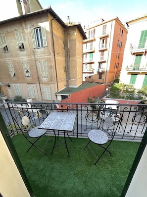 Der Espresso Balkon mit Kunstrasen. Gartenfeeling im ersten Stock.
