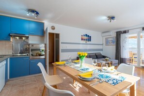 Kitchen, dining room, air conditioning.