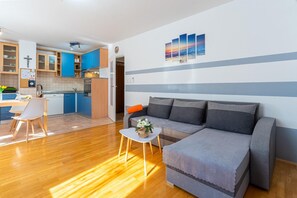Place to relax, satellite tv, air conditioning living room.