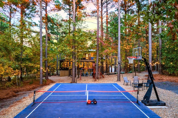 Private sports courts for pickleball, basketball, & games.