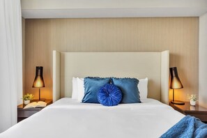 Bedroom 1 (King Bed)