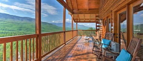 Main floor entrance deck with that incredible view
