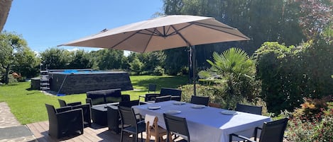 Terrasse avec salon de jardin et table extérieur