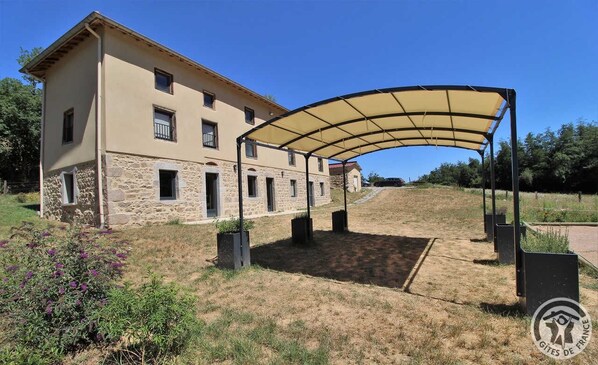 Grand Gîte des Fayettes (15 personnes, 7 chambres) à Chambost-Longessaigne (Rhône, Monts du Lyonnais) : vue d'ensemble.