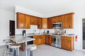 6BR Villa Sleeps 16+ Close 2 Beach w/ Amazing Pool (14023)
