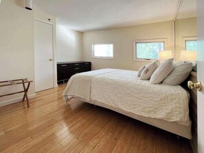 Lovely two bedroom condo, central Stowe location. (4091)