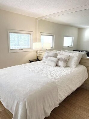 Lovely two bedroom condo, central Stowe location. (4093)