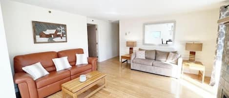 Lovely two bedroom condo, central Stowe location. (1340)