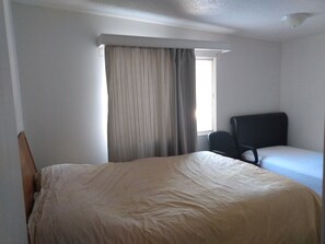 Second bedroom with a queen bed and a double bed 