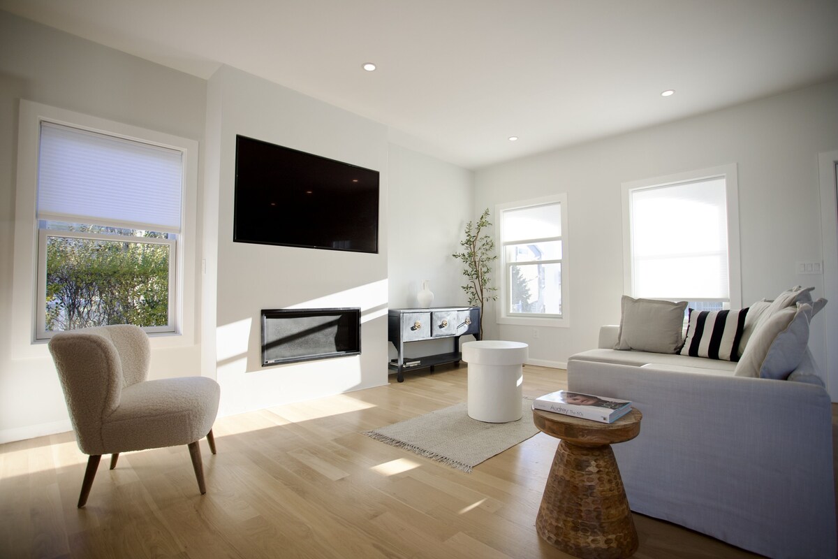 Luxurious New construction steps from the sandy beach
