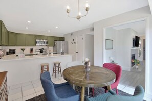 Pretty breakfast nook, stools at island for 6 guests