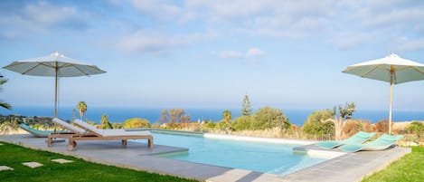 Piscine chauffée avec vue mer