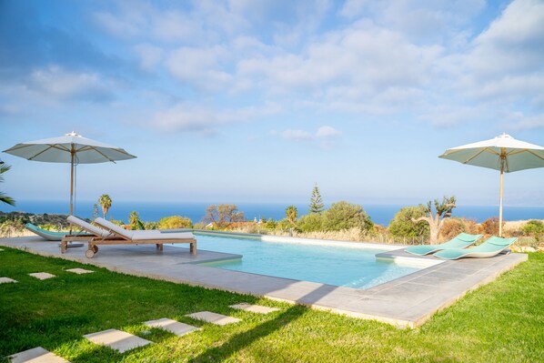 Heated swimming pool with sea view