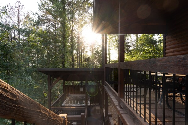 Heaven Sent - a SkyRun Broken Bow Property - Enjoy the mountain lodge vibes dining from the top deck, or from the private hot tub on the second level. 