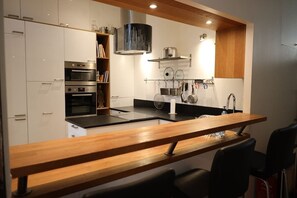 Equipped kitchen with bar open to the living room.