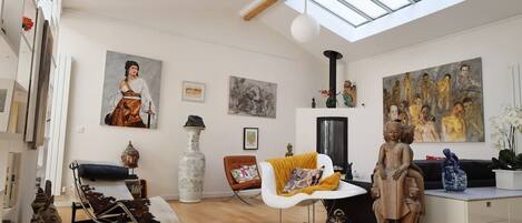 Bright living room, sheltered from noise, equipped with a gas fireplace with remote control.