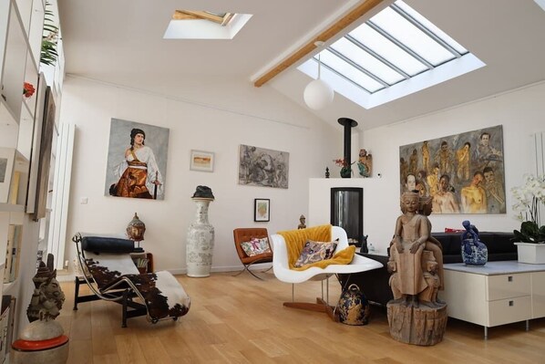 Bright living room, sheltered from noise, equipped with a gas fireplace with remote control.