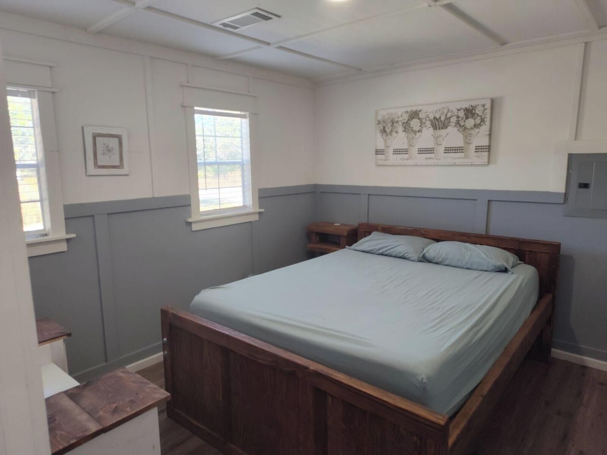 One bedroom cabin minutes from the Frio River and Garner State Park!