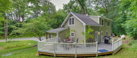 Manheim Vacation Rental | 2BR | 1.5BA | 1,100 Sq Ft | Stairs Required