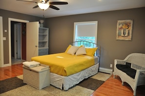 Queen Master Bedroom with AC 