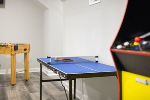 Game Room w/TV, Foosball, Pacman Arcade, Mini-Ping Pong