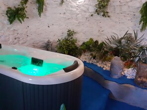 Indoor spa tub