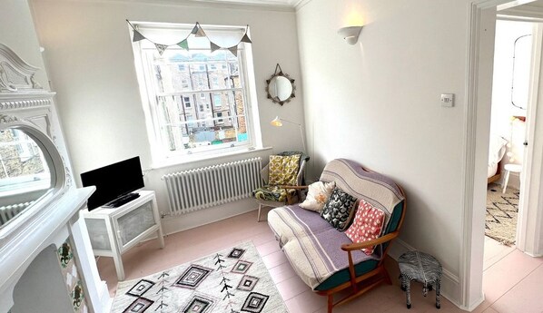 Lounge into bedroom - Little Star Of The Sea - Broadstairs - Kent - holidayletsinkent.co.uk - Holiday Lets In Kent - Seaside Accommodation 