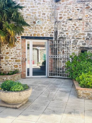 location saisonniere piscine spa calme detente nature parc riviere gard occitanie gite_de_charme art riviere serenite luxe design authenticite chic